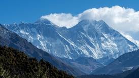 Los “icefall doctors”, experimentados sherpas, se preparan al pie del Everest para la llegada de alpinistas