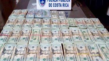 Policía arresta a dos individuos que ocultaban $111.000  y dos pistolas en automóvil