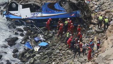 Al menos 48 muertos en Perú al caer autobús en un guindo