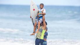 El surf le depara premio a niño de Cieneguita