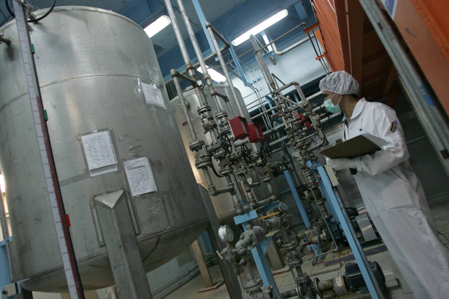 (ARCHIVO) En esta foto de archivo tomada el 3 de febrero de 2007, un técnico iraní trabaja en las instalaciones de conversión de uranio (UCF) de Isfahan, 420 km al sur de Teherán.  Irán abrió, en ese entonces, las puertas de su planta de conversión de uranio.