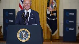Presidente Biden advierte sobre peligro para democracias en Europa y Estados Unidos 
