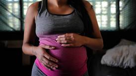 Embarazo adolescente mantiene caída por décimo año consecutivo
