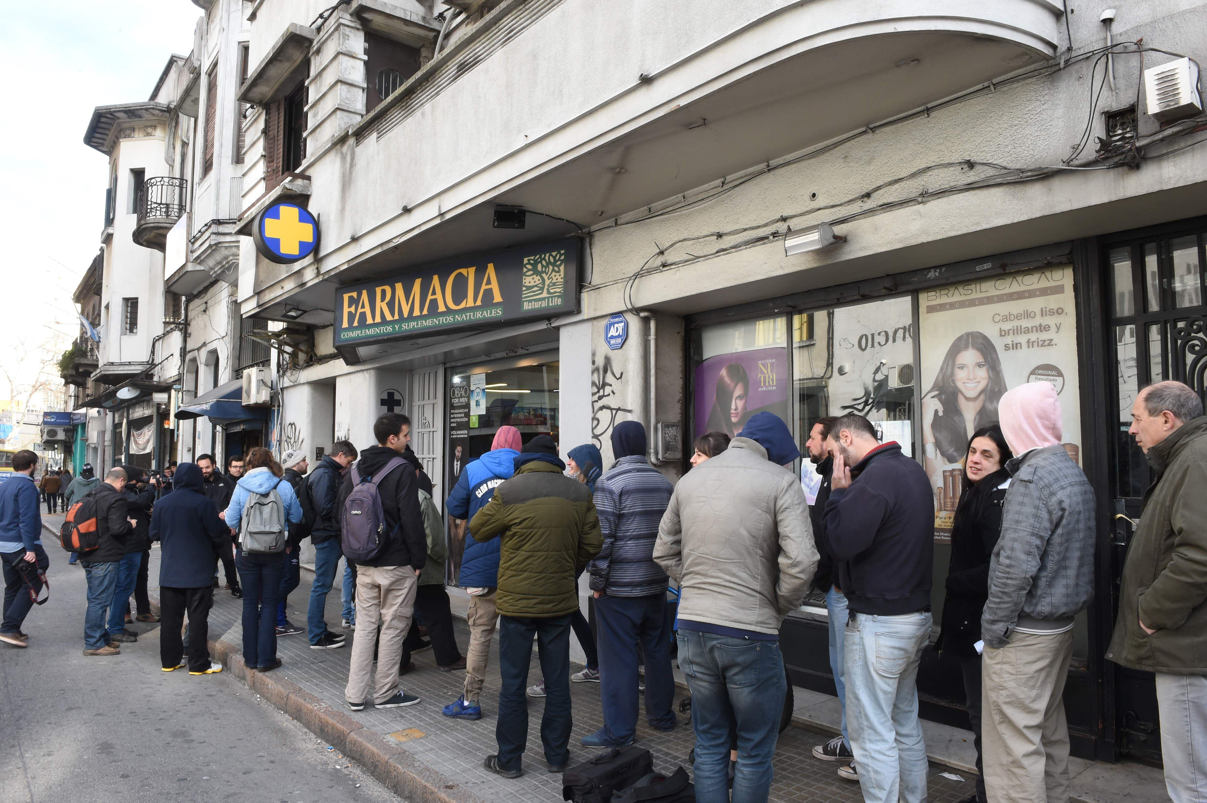 Varios uruguayos hicieron fila en las farmacias cuando se empezó a vender marihuana en el 2017. Foto: Archivo.