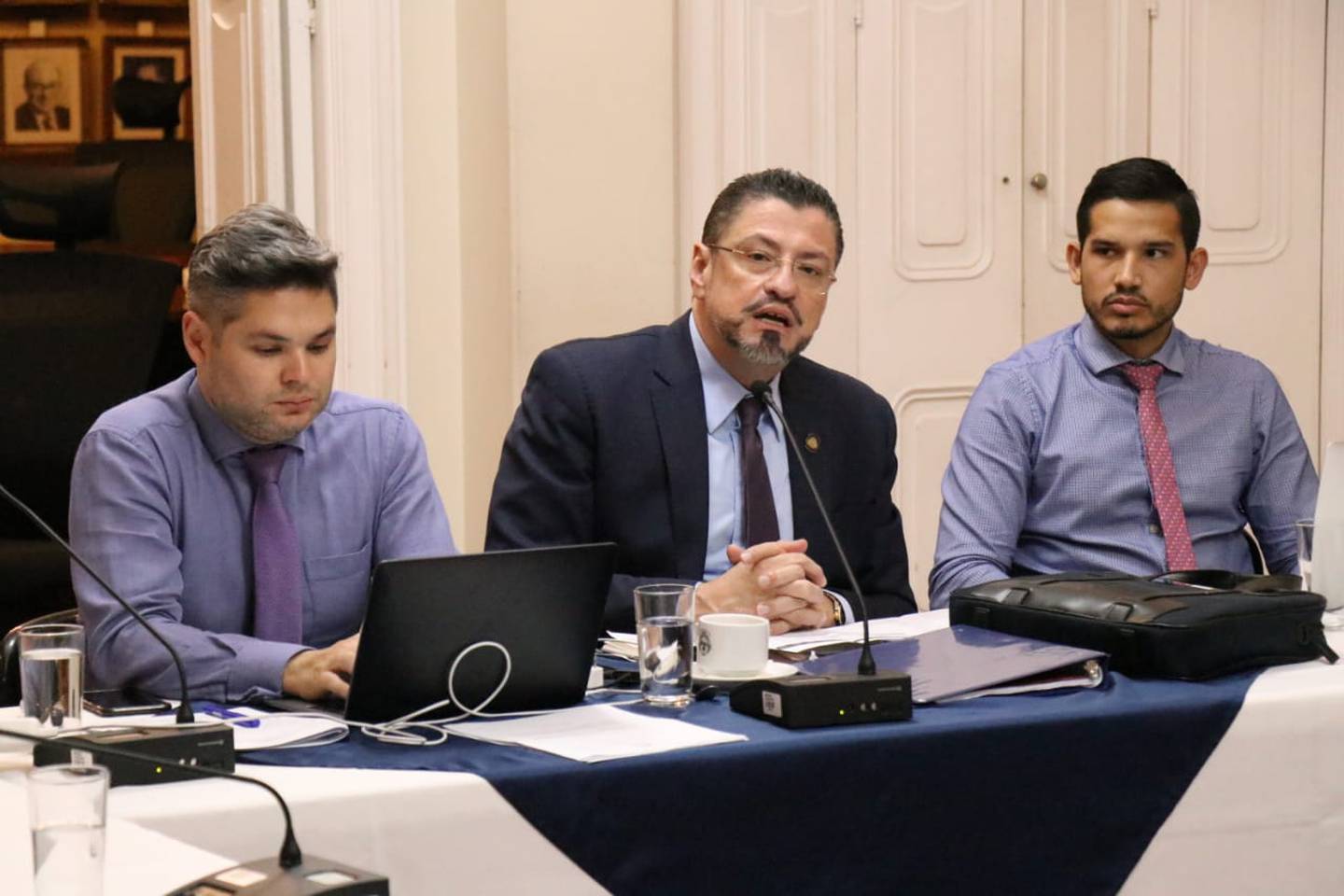 El ministro de Hacienda, Rodrigo Chaves, tuvo una serie de reuniones con los diputados este martes, para discutir los proyectos del gobierno para paliar los efectos del covid-19. Foto: Aarón Sequeira.