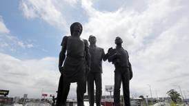 (Fotos) Monumento de las Garantías Sociales regresa con nuevo brillo a rotonda de Zapote
