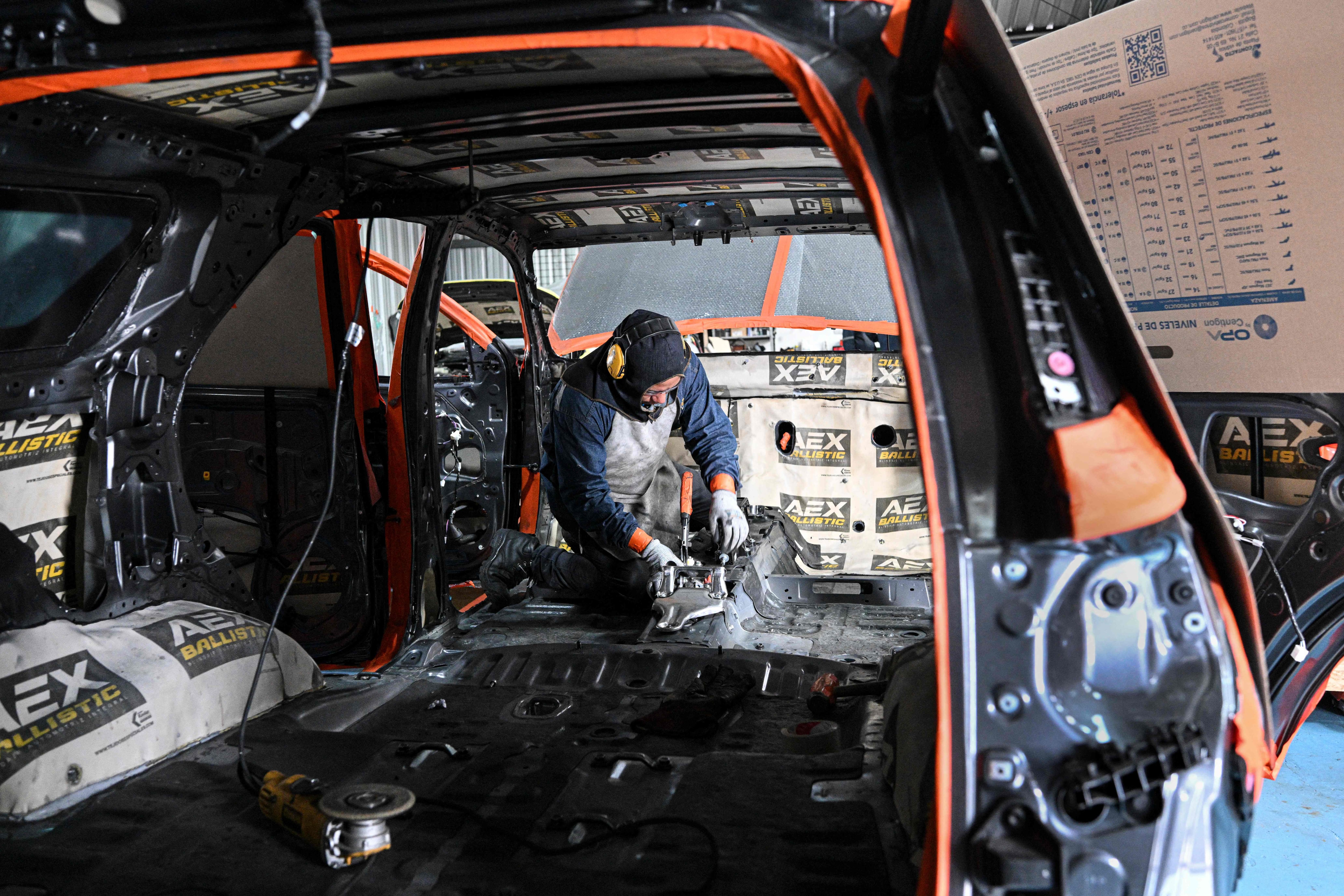 Un mecánico trabaja blindando un vehículo en el taller de la empresa de seguridad Auto Express en Quito. Archivo: