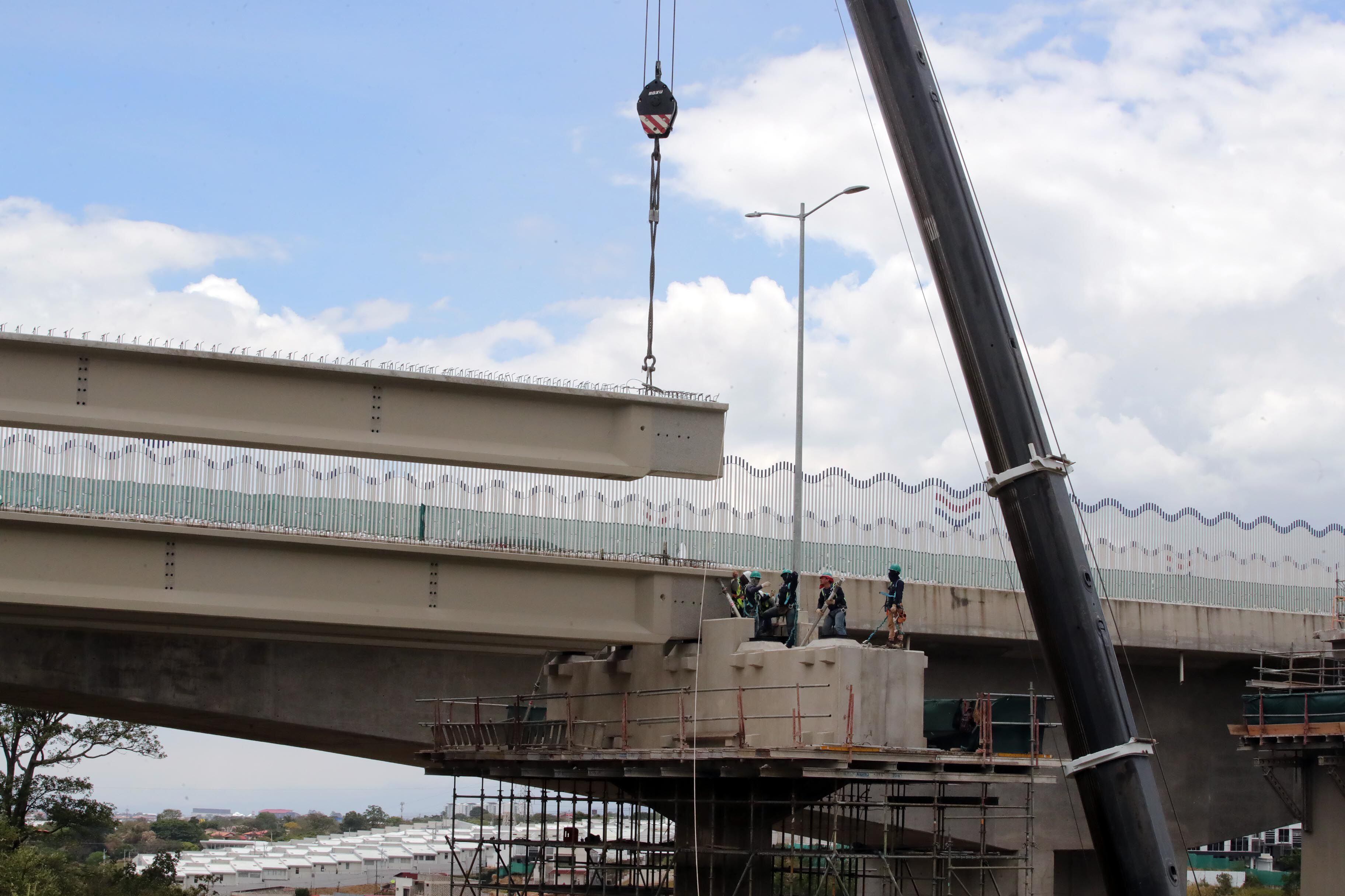 El viernes comenzó la colocación de vigas en la parte superior de la estructura del puente del Virilla. Foto: 