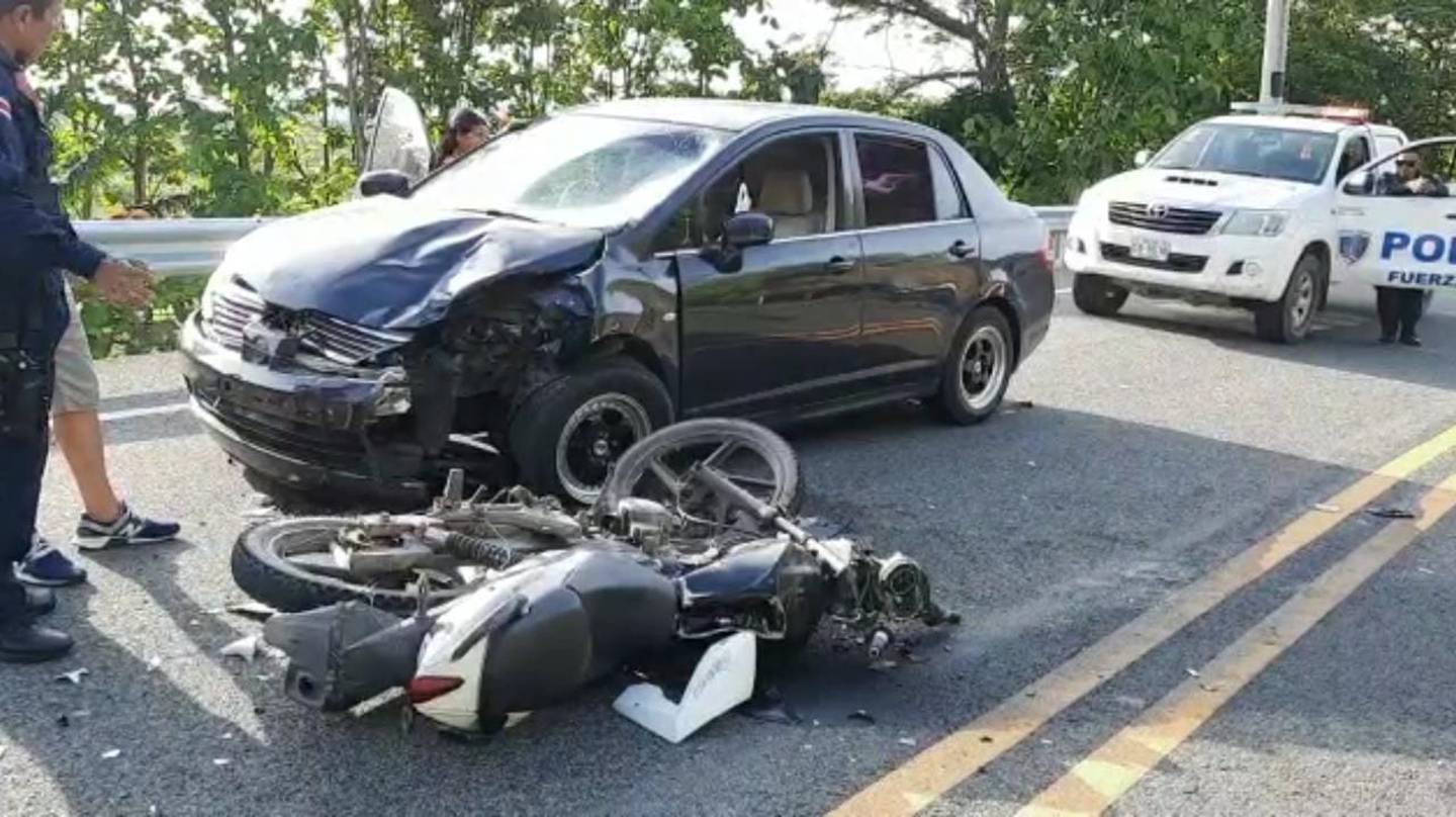 Dos hombres casi pierden la vida en un accidente de tránsito en Paquera.  Foto Andrés Garita.
