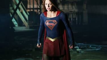 Estrella de serie ‘Supergirl’ revela haber sufrido violencia doméstica: ‘Fui golpeada tan fuerte que sentí que me quedaba sin aire’
