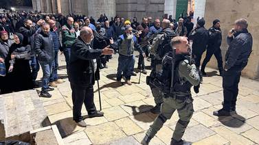 Más de 350 detenidos por enfrentamientos en la mezquita de Al Aqsa en Jerusalén