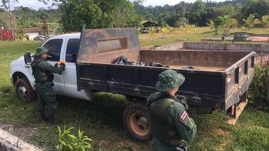 Policía sorprende en Crucitas a hombres con camión de sedimento para sacar oro