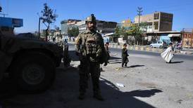 Talibanes avanzan reforzados hacia Kabul