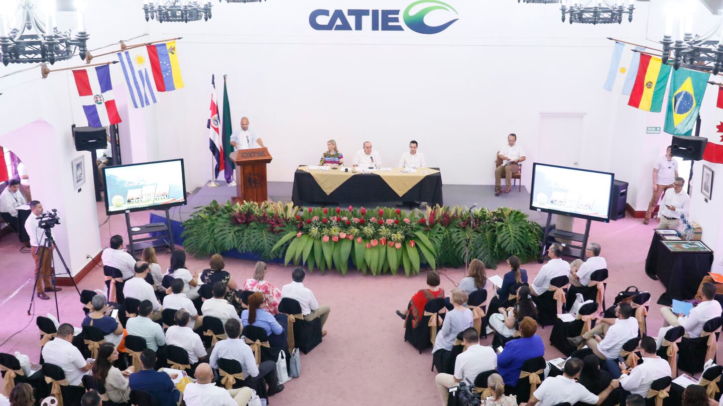 Los legisladores se reunieron este jueves  en el Edificio Wallace del CATIE en Turrialba para conmemorar los 120 años del cantón. Foto cortesía.