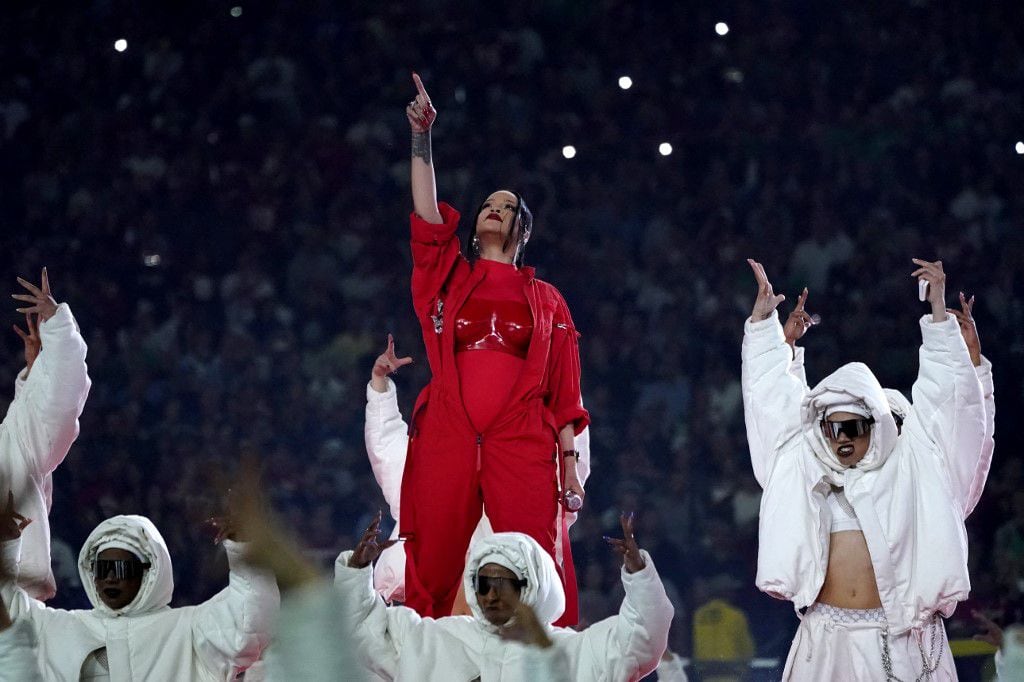 La cantante barbadense, Rihanna, durante el espectáculo de medio tiempo del Super Bowl LVII. 