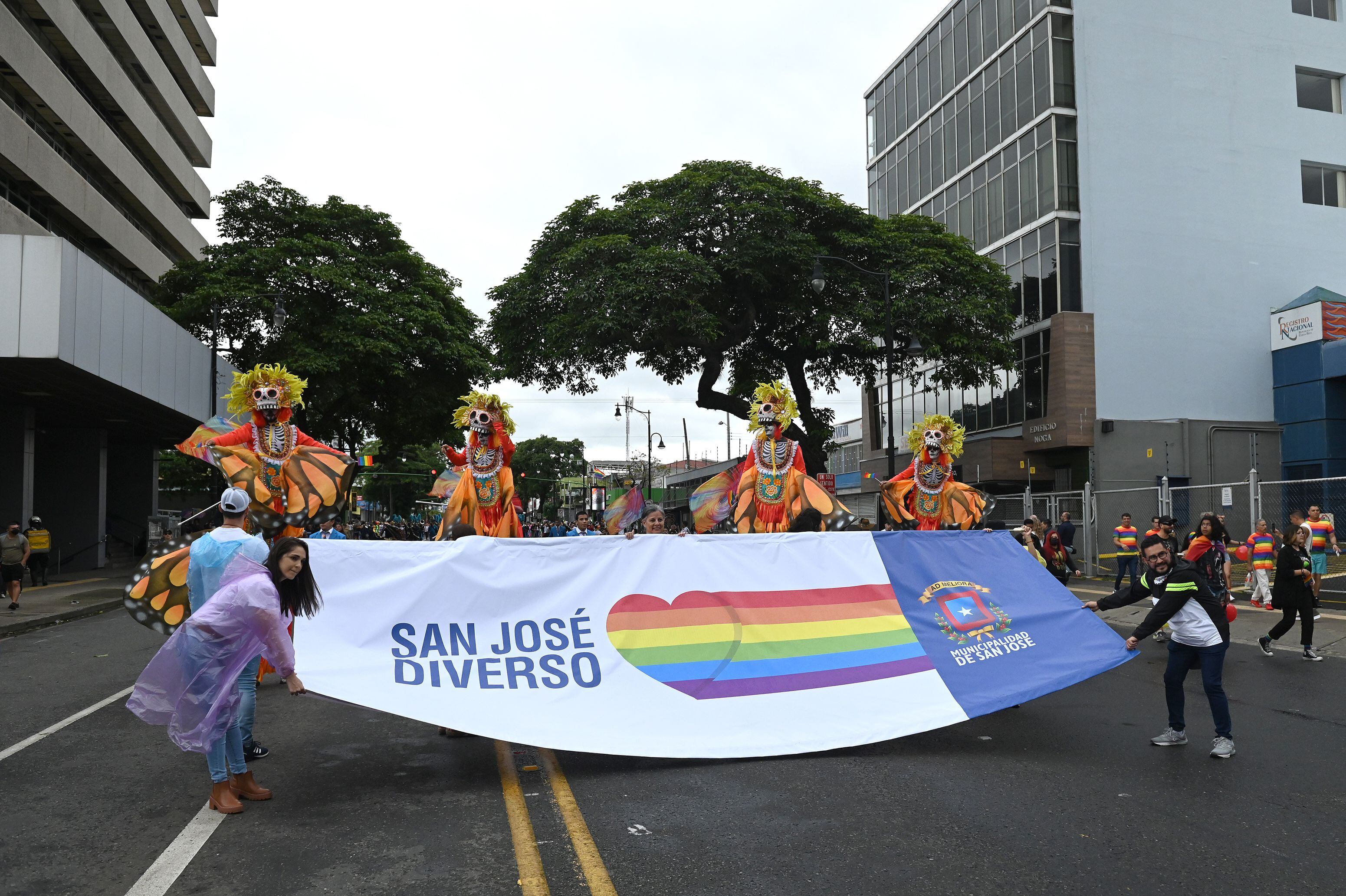 Música, proclamas y un gran desfile es parte de la celebración principal del mes del orgullo.