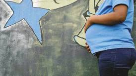 Embarazo adolescente aumenta en las aulas de once cantones pese a baja nacional