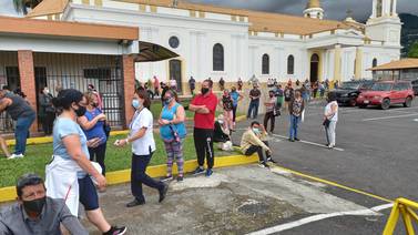 Largas filas y prolongadas esperas en campaña masiva de vacunación contra la covid-19 en Alajuelita