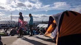 Caravana migrante se disuelve en Tijuana sin cruzar a EE. UU. en medio de frío y lluvia