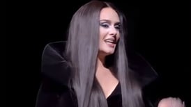 Adele se viste de Morticia Addams en su concierto al estilo Halloween