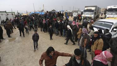 Miles de sirios urgidos de ayuda   se agolpan  en  puertas de Turquía