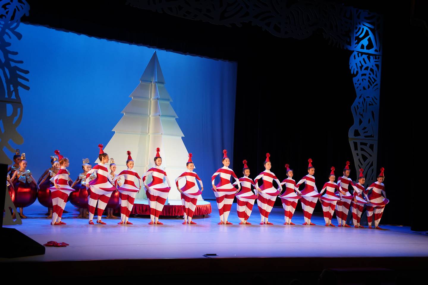 El elenco de los bailarines de 'En las ramas del ciprés' está compuesto por profesionales en ballet de distintas edades, incluyendo niños entre los 8 y 12 años.