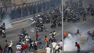Vehículo blindado atropella a manifestantes opositores en Caracas