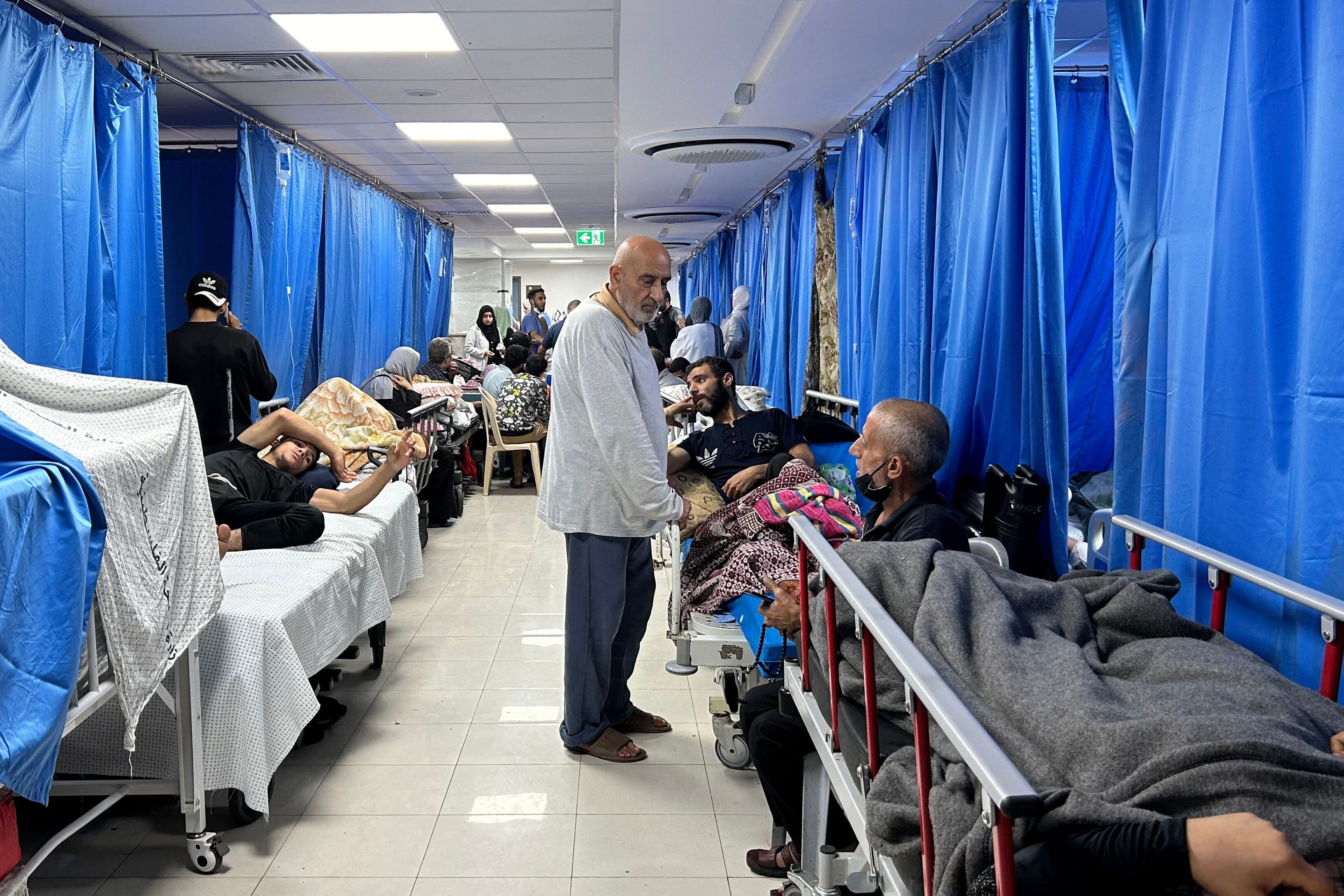 Pacientes y desplazados internos aparecen en la fotografía del hospital Al-Shifa en la ciudad de Gaza en medio de las batallas en curso entre Israel y el movimiento palestino Hamas.