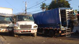 Choque triple de camiones deja decenas de heridos en Turrialba