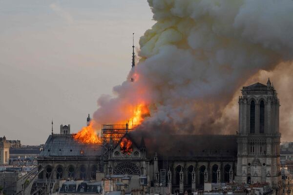 Humo y llamas emanaban desde el techo de la catedral de Notre Dame, en París, este lunes 15 de abril del 2019.