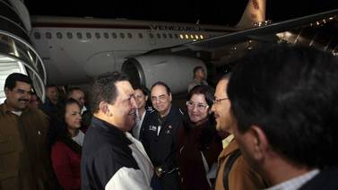 Chávez regresa a Venezuela tras someterse a terapia médica en Cuba