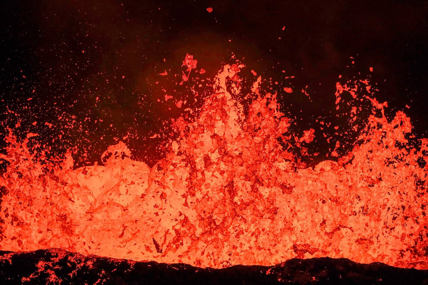 Isalandia es un país altamente sísmico y sus volcanes han presentado erupciones recientes.  Esta es una  erupción la noche del lunes en una zona donde la actividad sísmica era muy intensa desde inicios de noviembre.