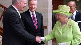 Saludo de Isabel II con exlíder de IRA sella paz en el Ulster