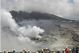 Dos bocas del volcán Poás siguen emanando gas de forma efusiva, pero salida de ceniza mermó 
