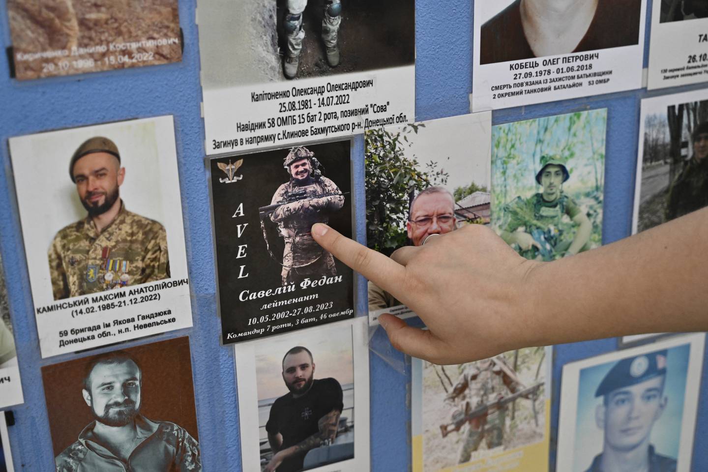 Erika Martyniuk muestra la fotografía de su difunto marido Savely Fedan en el Muro de la Memoria de los Defensores Caídos de Ucrania