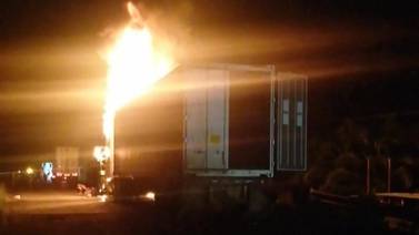 Manifestantes queman otro furgón en Limón durante bloqueo