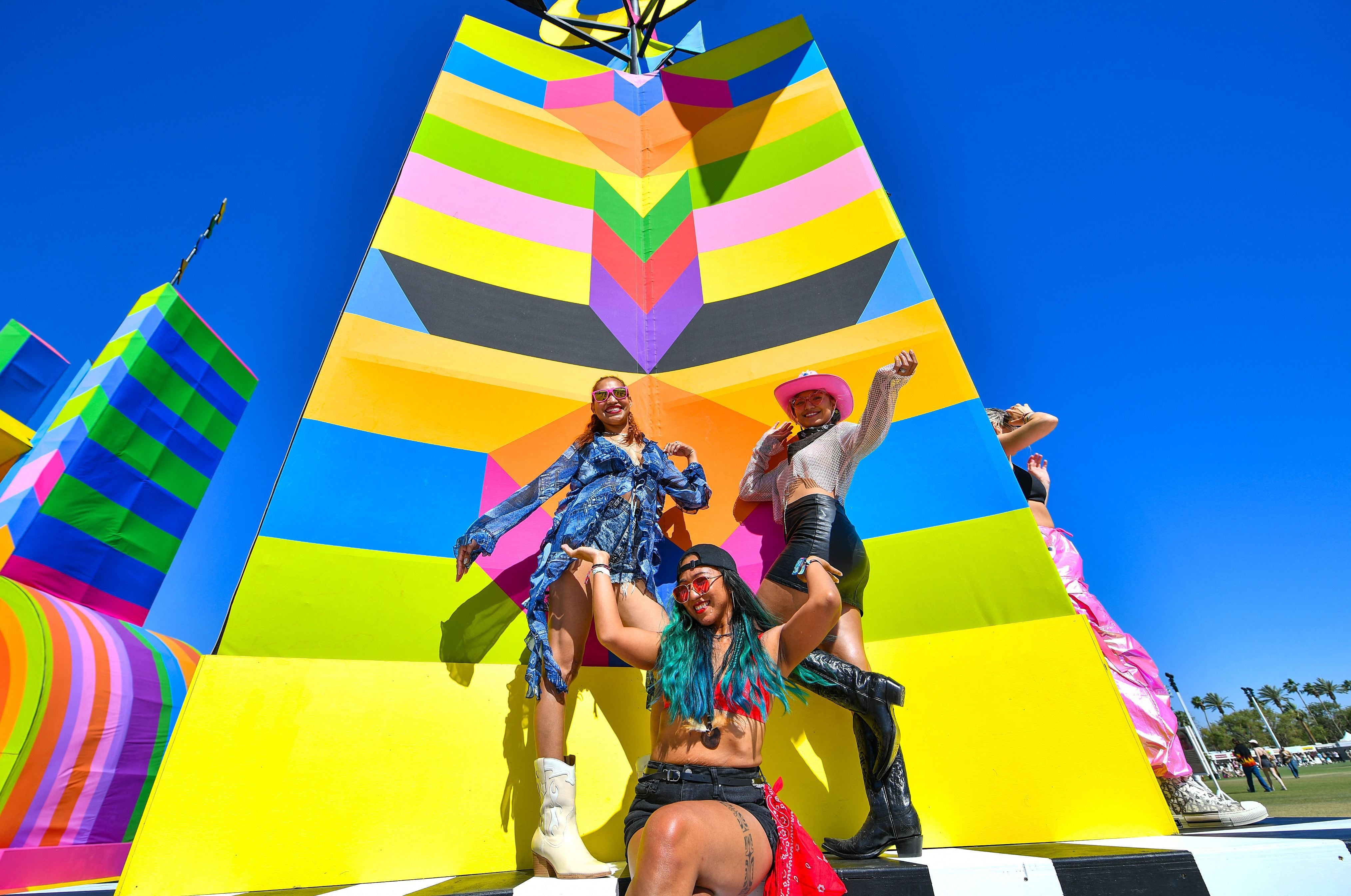 Los asistentes de Coachella suelen lucir atuendos llamativos y llenos de color, mostrando su estilo único mientras disfrutan de tres días de música internacional.