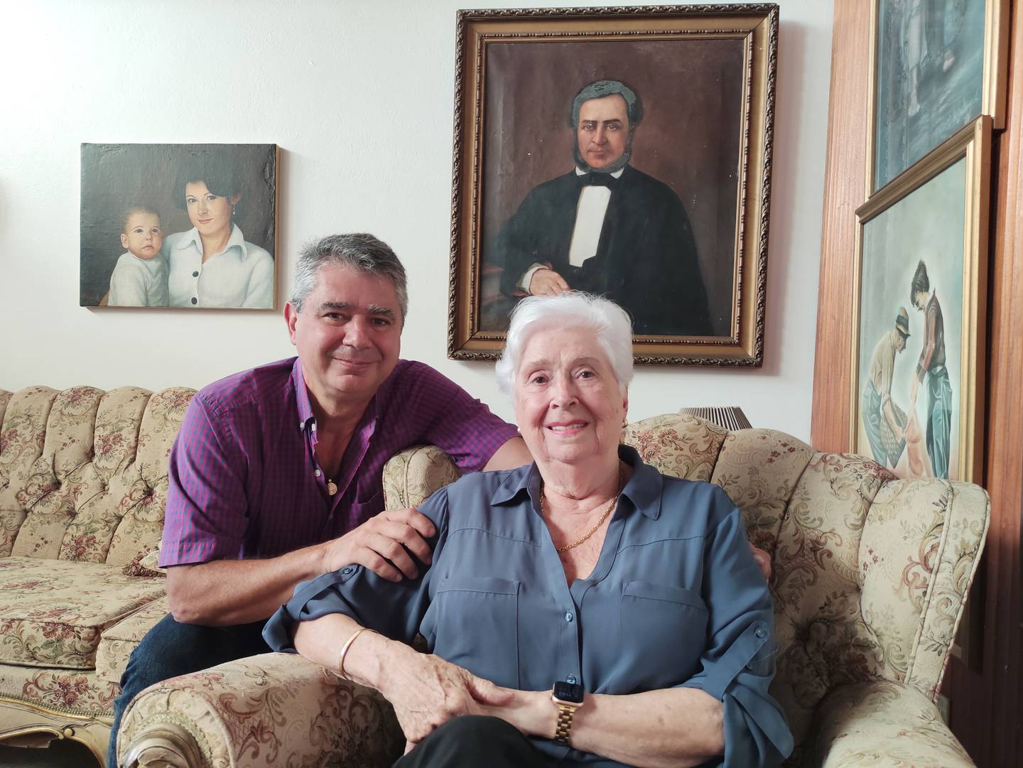 Marysia Pinto Echeverría, mujer de 90 años y tataranieta de Juan Mora Porras, en su casa en Moravia junto a su hijo Édgar Pacheco Pinto, descendiente también de Juanito Mora.
