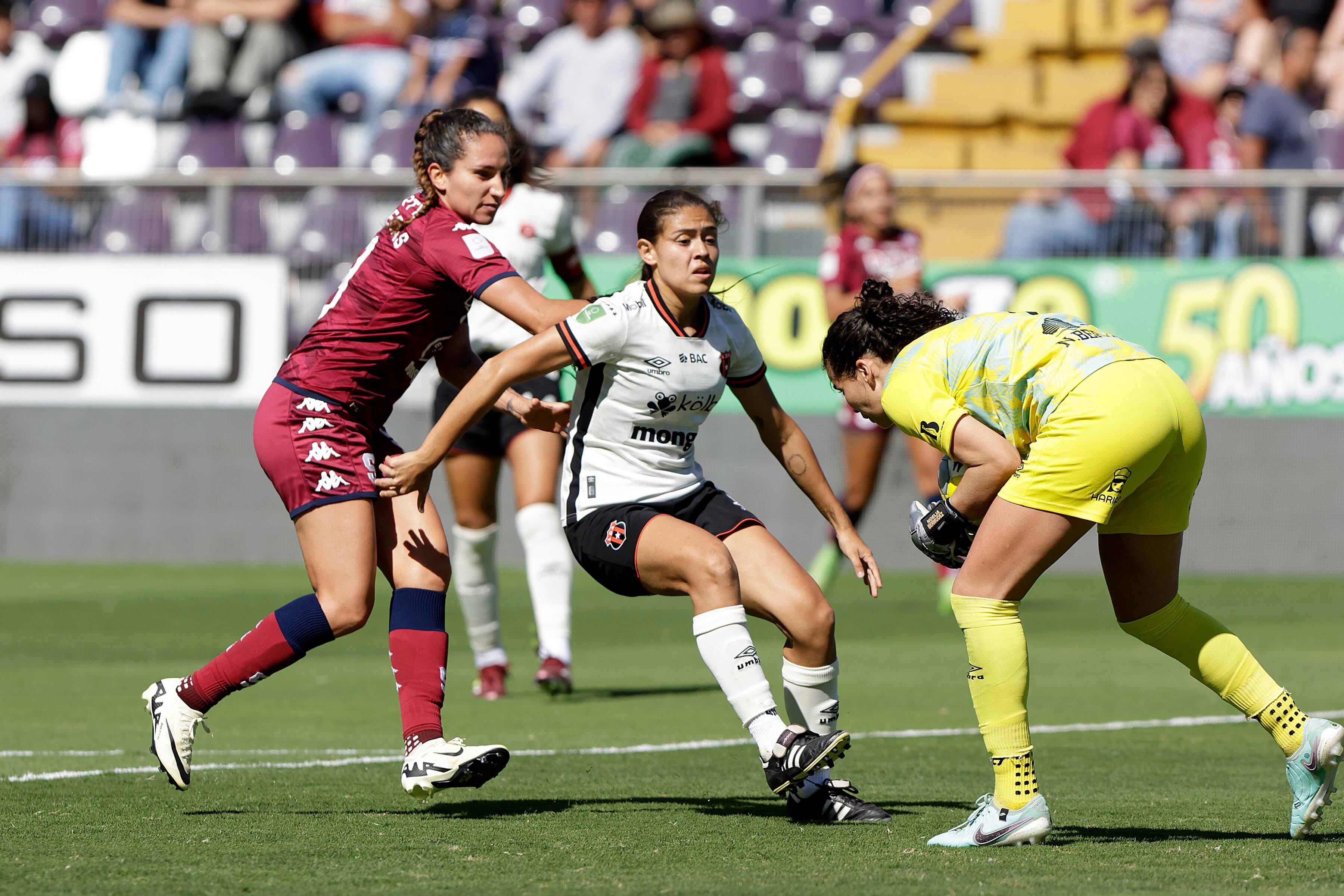 Noelia Bermúdez tuvo poco trabajo en el clásico femenino entre Saprissa FF y Liga Deportiva Alajuelense.