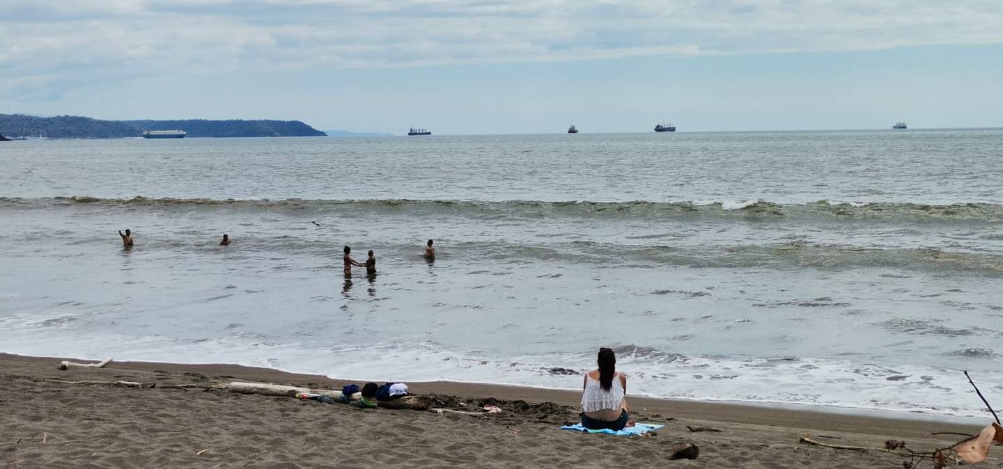 A las 12:20 p. m. estos bañistas que estaban en la playa que está la parte de atrás del Hospital Monseñor Sanabria, entre El Roble y Chacarita, no se enteraron de la solicitud de desalojo que la CNE emitió a las 11:30 a. m. Foto: Andrés Garita.