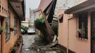 Seis familias evacuadas de sus casas por colapso de pared de antiguo cine Reina