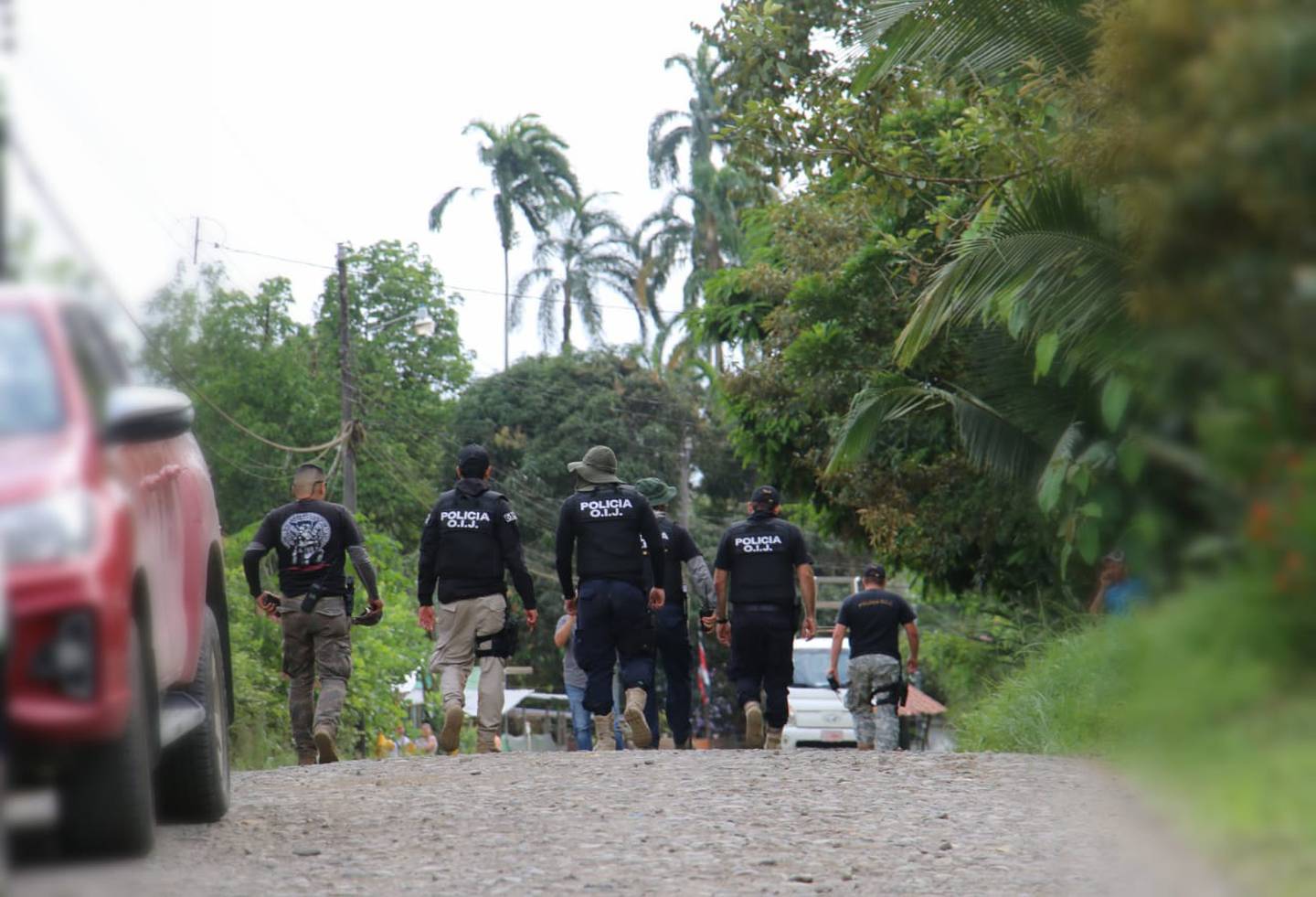 Parte del contingente policial que este semana ha recorrido varias zonas de Sarapiquí para recapturar a un sujeto en fuga.. Foto: Reiner Montero.
