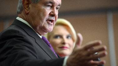 Gingrich deja lucha y da un tibio elogio a Romney