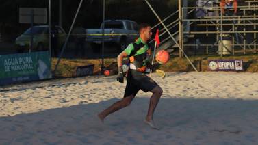 Arquero mundialista suizo refuerza a Punta Leona en inicio del torneo de fútbol playa 