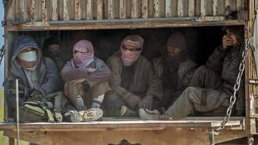 Convoy de camiones abandona reducto del Estado Islámico en Siria con hombres, mujeres y niños