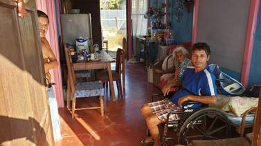 Marcelina, de 89 años, y su hijo con discapacidad cambian cartones a la orilla de un río por casa