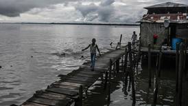 Violencia vacía pueblos y lanza a la deriva a desplazados en Colombia