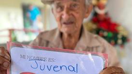 Don Juvenal, de 101 años, pide un litro de Cacique para Navidad; vea deseos de adultos mayores de hogar en Guápiles