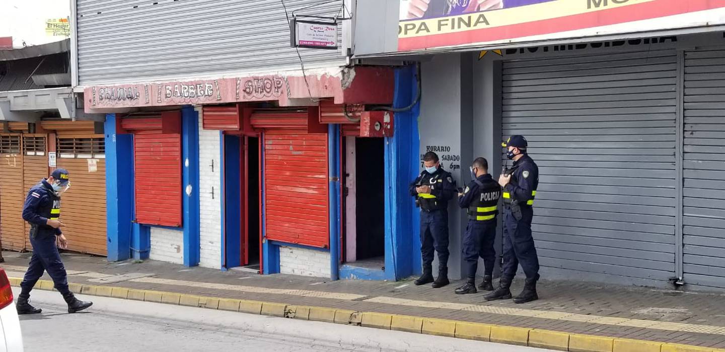 Enla parte alta de una céntrica peluquería de Alajuela fueron hallados los dos cuerpos este domingo. Foto: Francisco Barrantes.