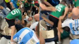 Video: Fanáticos mexicanos y argentinos se dan a golpes tras encuentro en Qatar